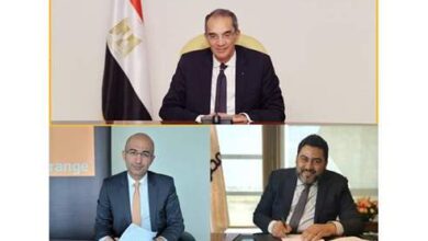 صورة المصرية للاتصالات توقع اتفاقيات تجارية مع اورنج مصر