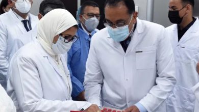 صورة رئيس الوزراء يشهد مراحل إنتاج أول مليون جرعة لقاح كورونا محليا في مصانع فاكسيرا