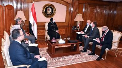 صورة نيفين جامع تبحث مع السفير الروسي قرار إيقاف شحنات برتقال مصري