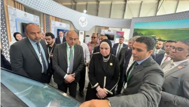 صورة وزيرة التجارة تتفقد جناح التنمية الصناعية في معرض الأعمال الخاص باجتماعات مجموعة البنك الإسلامي