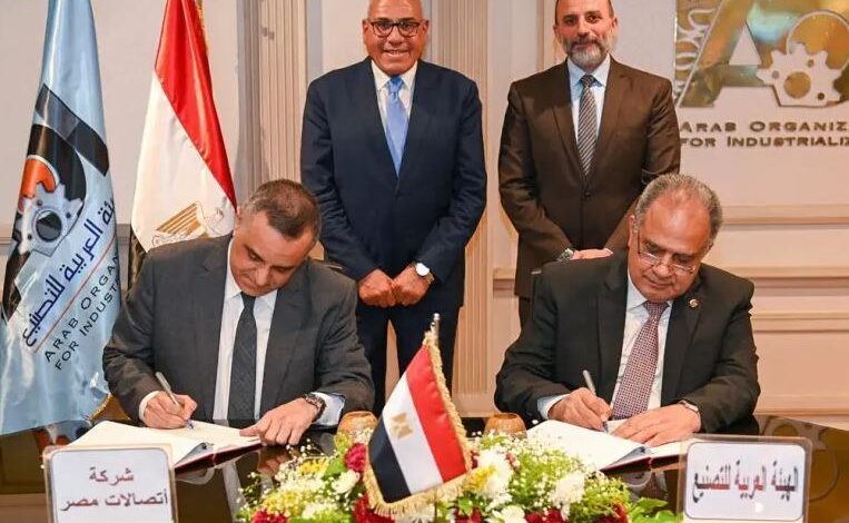 اتصالات مصر توقع بروتوكول مع العربية للتصنيع لتوفير مكونات شبكات المحمول