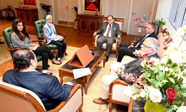 وزير التجارة والصناعة يبحث مع رئيس مرسيدس بنز توسع مشروعات الشركة في مصر