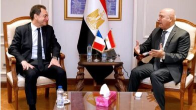 صورة وزير الصناعة يبحث مع السفير الفرنسي توطين صناعات السيارات والسكك الحديدية