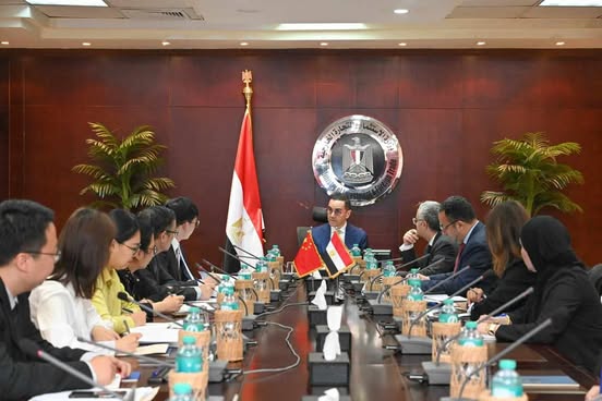 وزير الاستثمار يعتزم زيارة الصين لبحث فرص استثمارية في السيارات والطاقة المتجددة