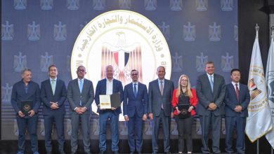 صورة حسن الخطيب يسلم 6 رخص ذهبية جديدة لمشروعات استثمارية استراتيجية