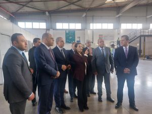 وزير العمل ومحافظ الشرقية يستمعان إلى شرح ياسمين خميس رئيس مجموعة النساجون الشرقيون