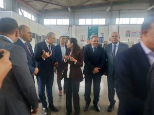 وزير العمل ومحافظ الشرقية يستمعان إلى شرح ياسمين خميس رئيس مجموعة النساجون الشرقيون