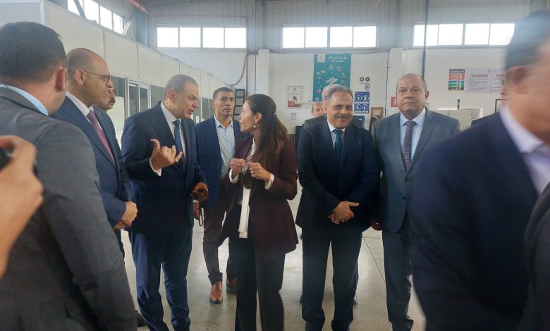 وزير العمل ومحافظ الشرقية يستمعان إلى شرح ياسمين خميس رئيس مجموعة النساجون الشرقيون