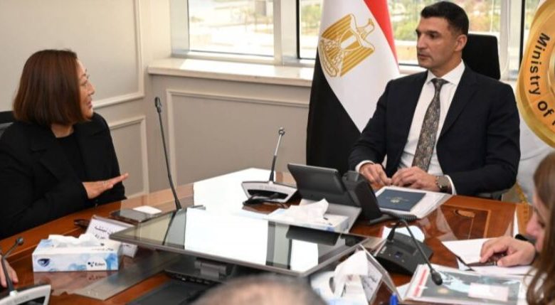 وزير الصناعة يبحث مع جنرال موتورز خطط التوسع في مصر