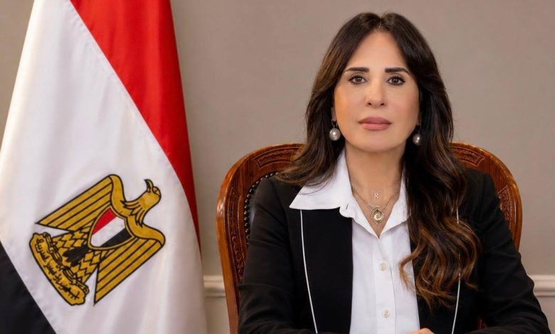 وزيرة الإسكان تتابع رفع كفاءة الطرق والمرافق بالمناطق الصناعية بمدينتي السادات والسويس الجديدة